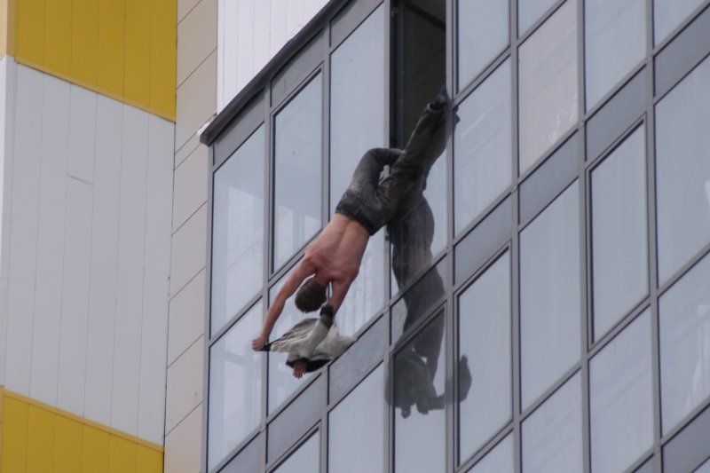Новосибирец провисел полчаса за окном на 15 этаже (фото)